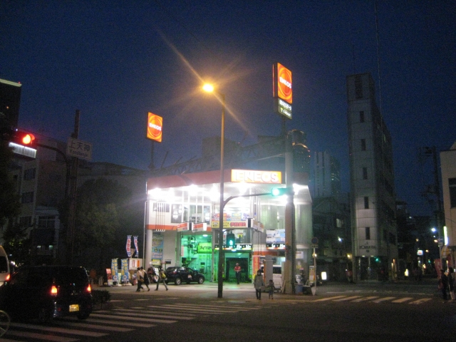 夜間のガソリンスタンド
