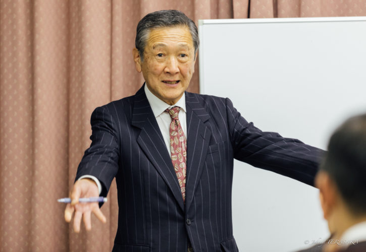 経営の真理と実践をテーマに講義を行う経営者が、参加者に向けて語りかけている様子