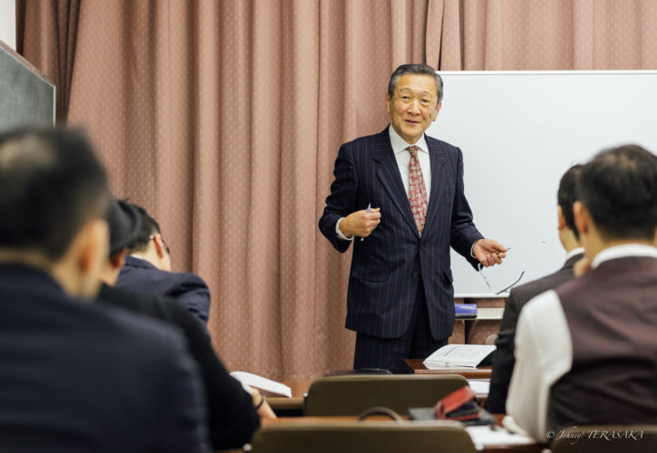 経営者向け勉強会で、講師が参加者に向けて経営計画と将来の考え方を説明している講義風景。