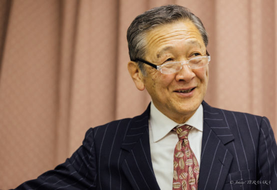 経営哲学について語る講師が、穏やかな表情で参加者に語りかけている様子