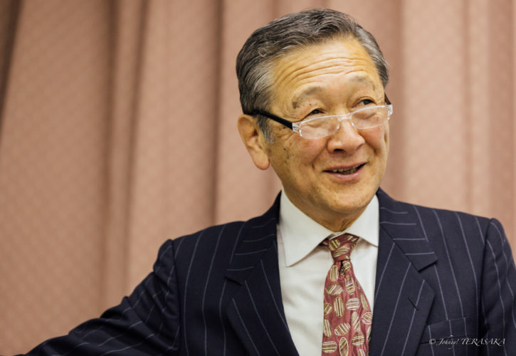 経営哲学について語る講師が、穏やかな表情で参加者に語りかけている様子