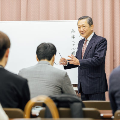 経営講座にて、受講者を前に理念と再建の考え方を語る講師の姿
