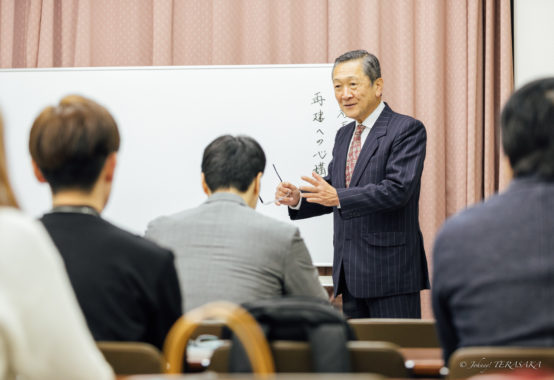 経営講座にて、受講者を前に理念と再建の考え方を語る講師の姿
