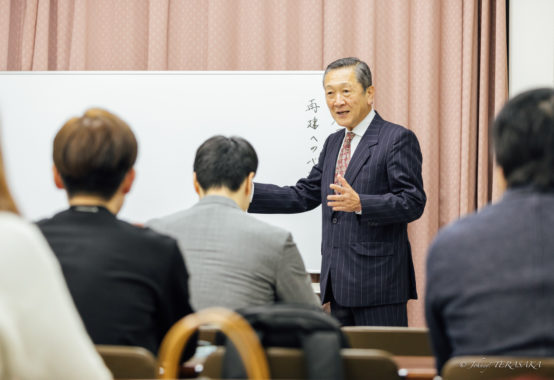 経営者向け勉強会にて、ホワイトボードを前に真理と経営の在り方を語る講師の姿