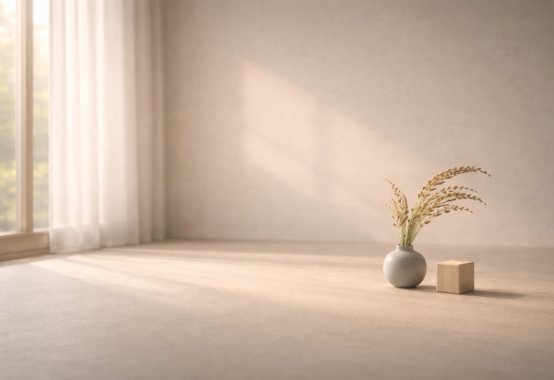 柔らかな光の中、穂を示す禾のモチーフと小さな口の象徴が静かに配置され、控えめさが和を生むことを示す情景。