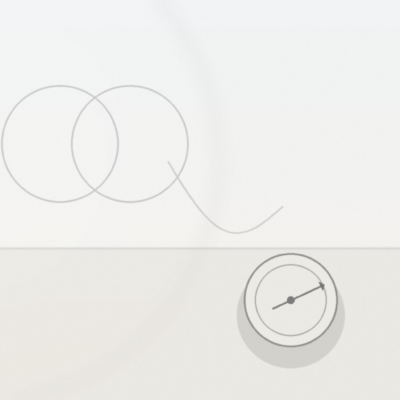 柔らかな光の差す机上に羅針盤が静かに置かれ、二つの円が重なって見える。立場を悟り調和を仕事とする姿勢を象徴する情景。