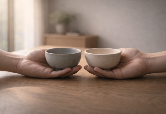 柔らかな自然光の中で右手と左手が静かに寄り添う構図。支える手と働く手の関係を通して、組織や経営における補完と調和を象徴したイメージ。