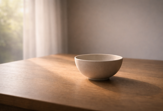 柔らかな自然光に照らされた器と静かな影が、心を主とし身体を整える調和ある生き方を象徴する落ち着いた情景