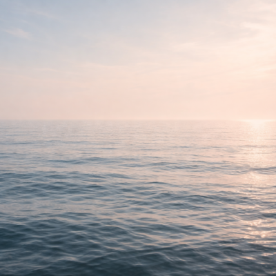 穏やかな海の水平線が広がり、静かな水面がすべてを受け入れる大海の心と調和の在り方を象徴する情景