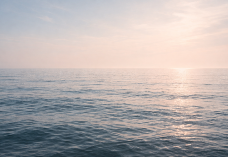 穏やかな海の水平線が広がり、静かな水面がすべてを受け入れる大海の心と調和の在り方を象徴する情景
