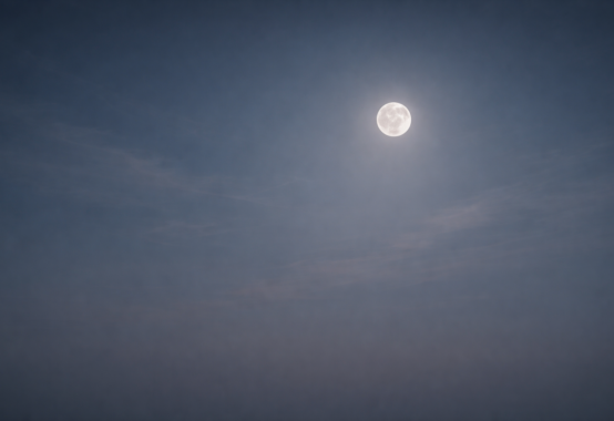 静かな夜空に浮かぶ月が穏やかに光を放ち、満ち欠けの循環と慎みの心を象徴する落ち着いた情景